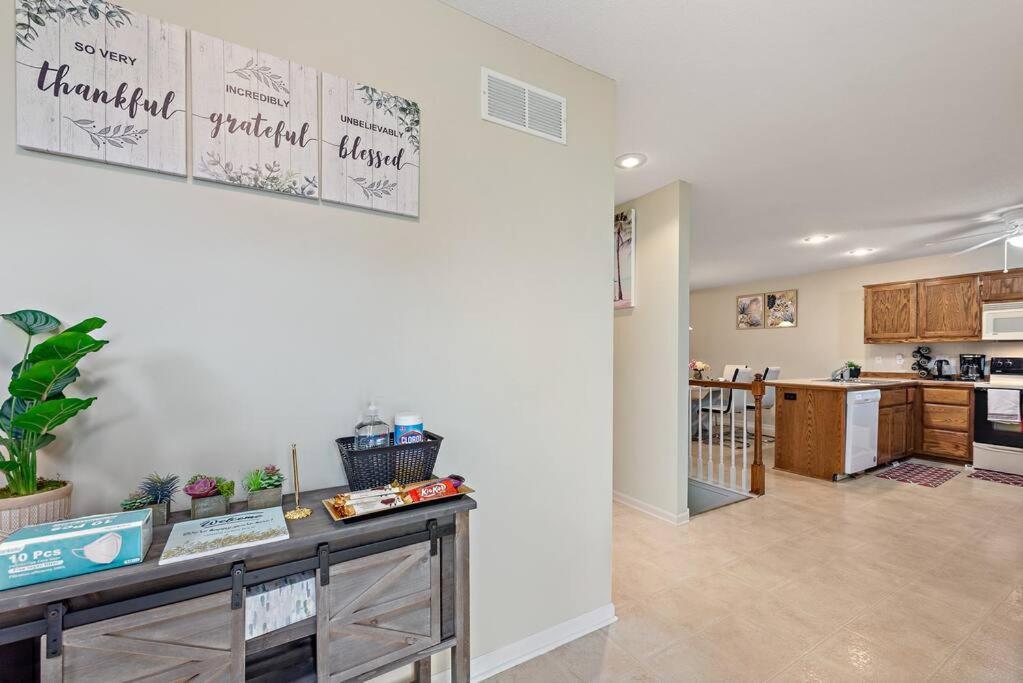 Beautiful Townhome, 11 Minutes To Downtown, Kcmo. Kansas City Bagian luar foto