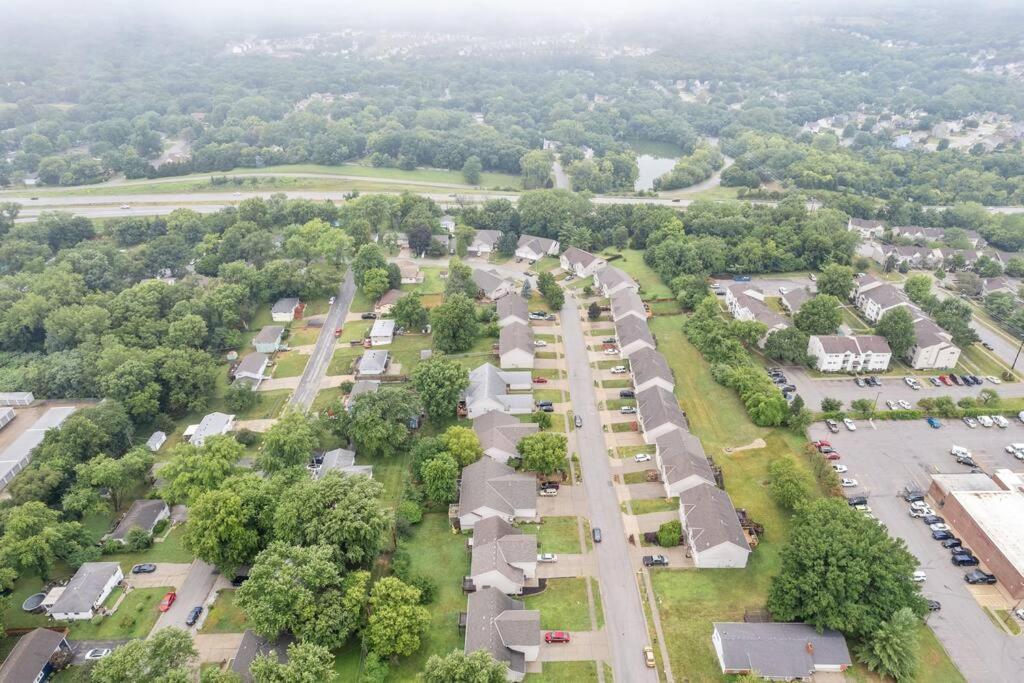 Beautiful Townhome, 11 Minutes To Downtown, Kcmo. Kansas City Bagian luar foto